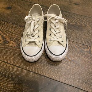 Cream textured converse sz 6